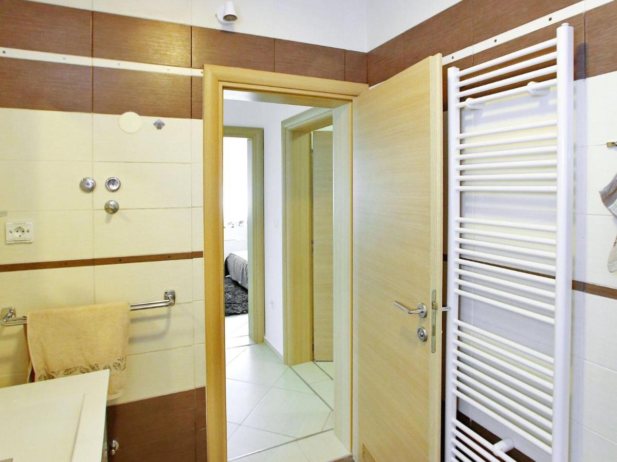 Sun-Kissed Apartment In Bibinje With Garden Chambre photo